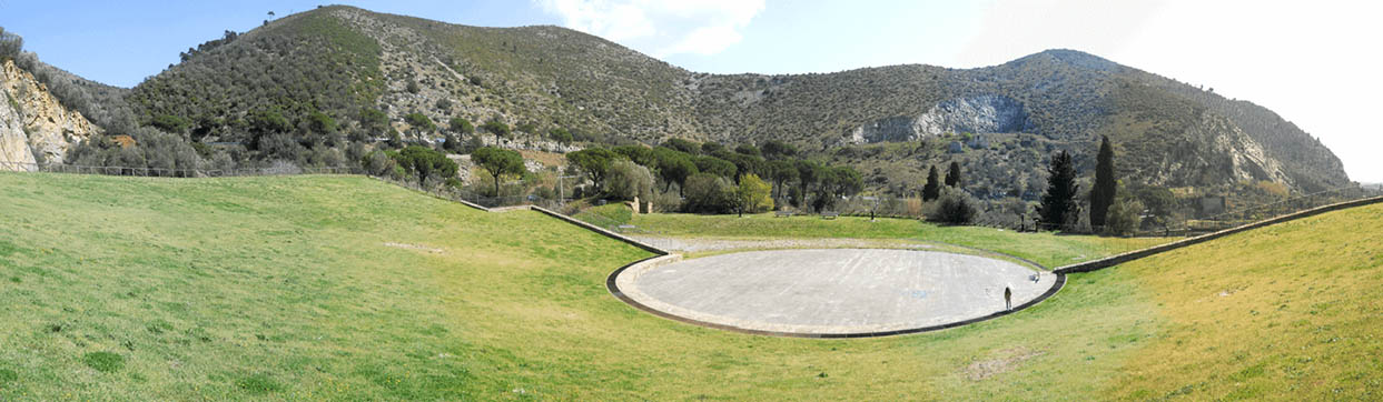 panorama dall'anfiteatro, a sx il passo di Dante, a dx il monte Castellare